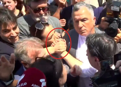 Il “guancia-mano” dell’ex sardina Jasmine Cristallo a Conte. Affari va in Rete