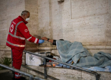 Napoli, clochard morto dopo un pestaggio. Indagini concentrate su due giovani