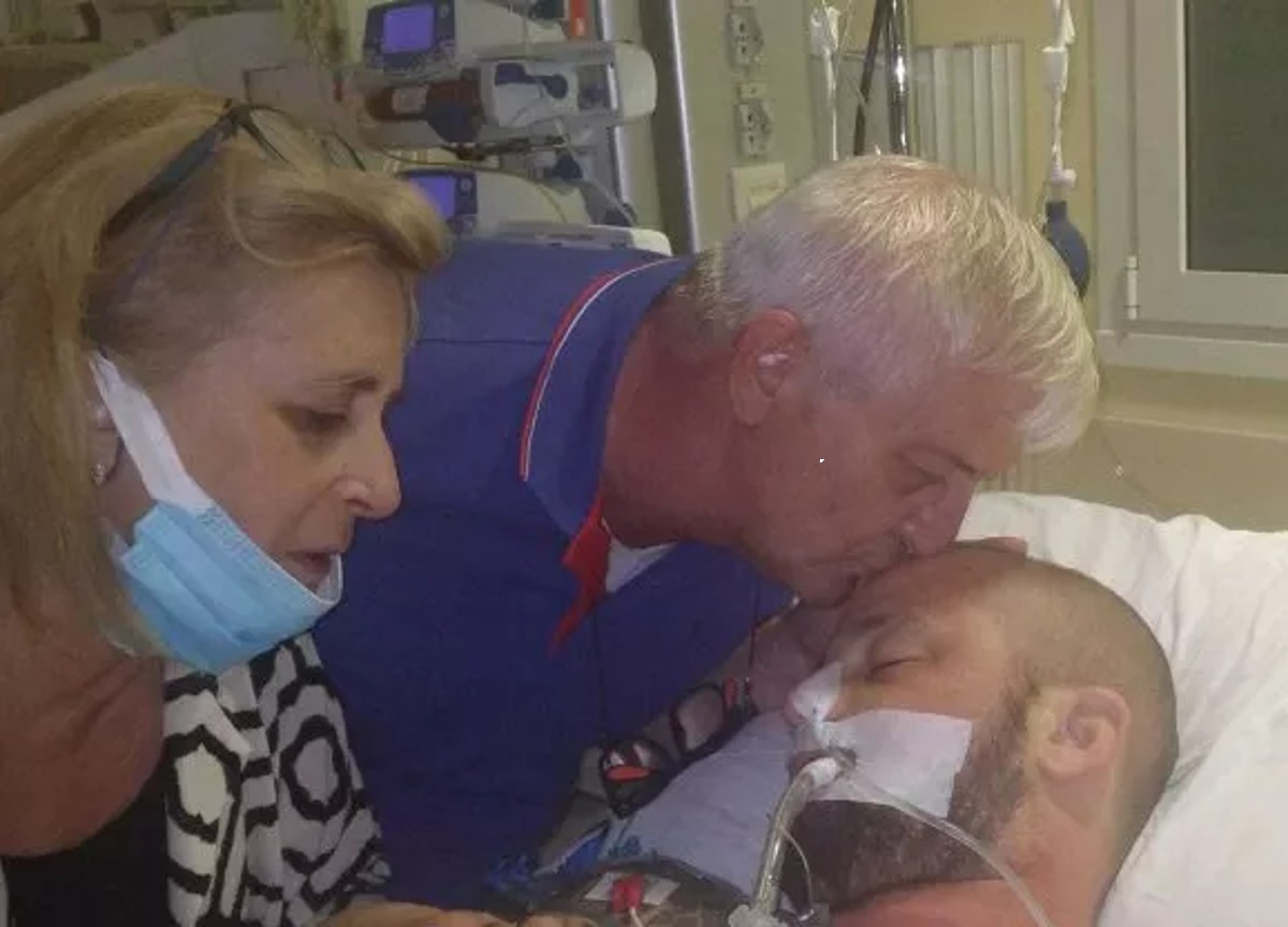 Vigile del fuoco morto a Rimini, il padre pubblica una foto al suo capezzale Vigile del fuoco morto a Rimini, il padre pubblica una foto al suo capezzale