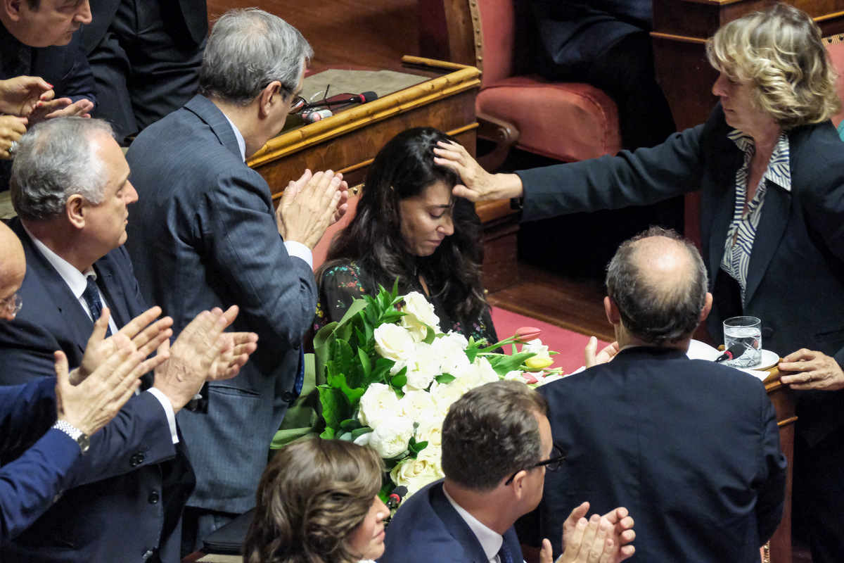 Berlusconi ricordato al Senato. E Renzi lancia l’opa su Forza Italia