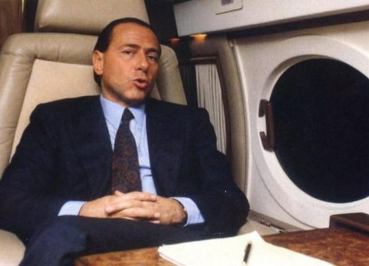 Eredità Berlusconi: gli aerei privati ai figli, ma la società è in perdita Eredità Berlusconi: gli aerei privati ai figli, ma la società è in perdita