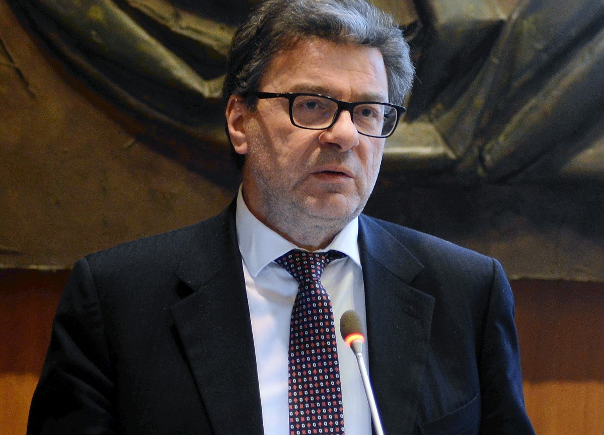 Mes, Giorgetti smonta le polemiche. Prime crepe nel rapporto con la Meloni Mes, Giorgetti smonta le polemiche. Prime crepe nel rapporto con la Meloni