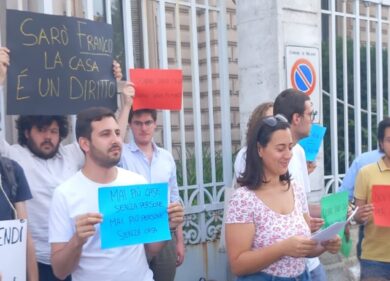 Caro affitti, il sit-in a Baggio. Lamera: “Le istituzioni ci ignorano”