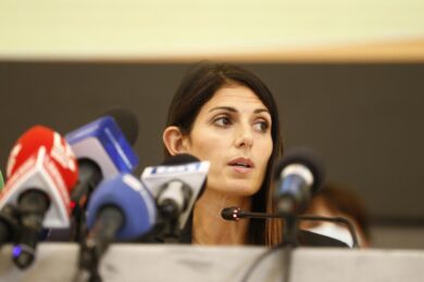 Roma Expo 2030, Raggi assente a Parigi: che senso ha tenerla presidente?