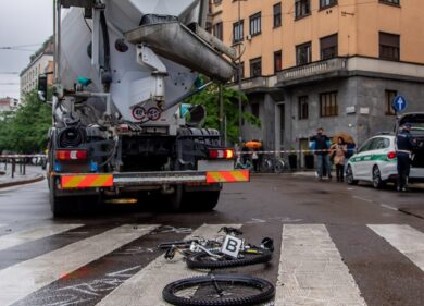 Milano, morta la donna in bici di 60 anni investita da una betoniera