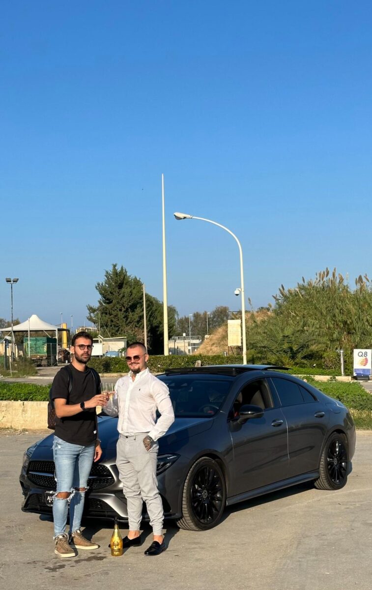 Boom social per le macchine in vendita Boom social per le macchine in vendita