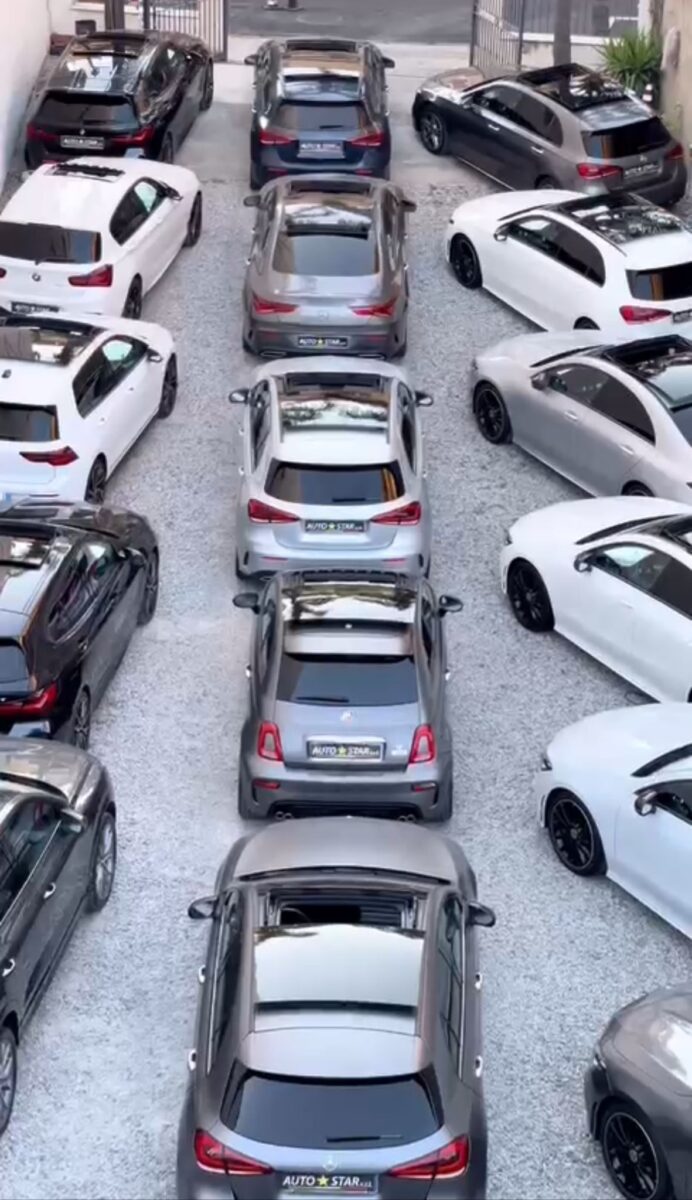 Boom social per le macchine in vendita Boom social per le macchine in vendita