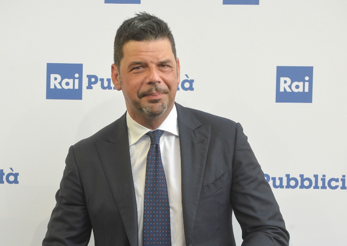 Tiberio Timperi fa “concorrenza” al Tg1 di Chiocci. Rai, succede di tutto Tiberio Timperi fa “concorrenza” al Tg1 di Chiocci. Rai, succede di tutto