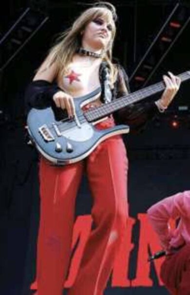 Vasco “sbava” sulla foto di Victoria, la bassista sexy dei Maneskin. Il caso