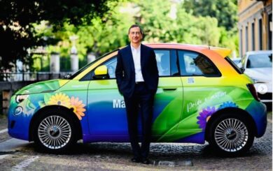 Milano, Sala posa con auto arcobaleno: “Pride più che mai”