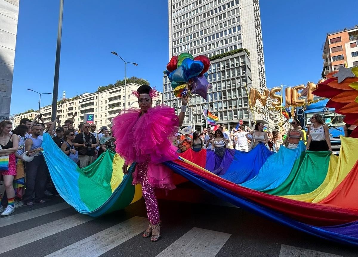 Gay Pride a Milano, presente Schlein: “Pericolo regressione su diritti Lgbtq+”