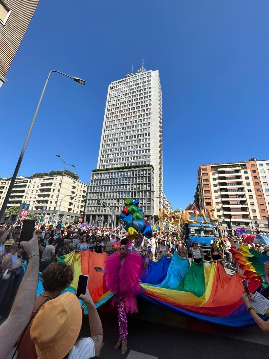 Gay Pride a Milano, presente Schlein: “Pericolo regressione su diritti Lgbtq+”