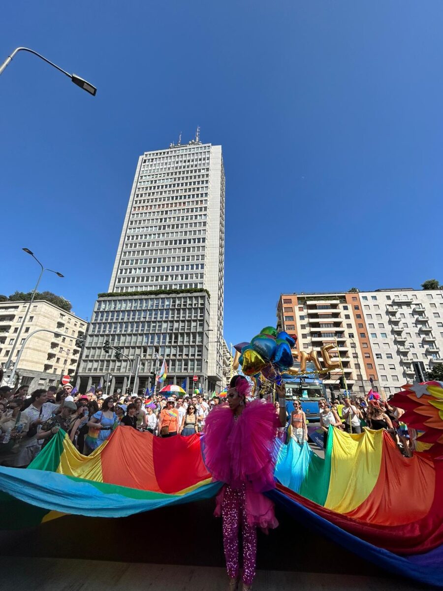Gay Pride a Milano, presente Schlein: “Pericolo regressione su diritti Lgbtq+”