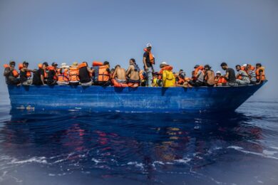 Migranti, ennesimo naufragio a Lampedusa. 40 dispersi, c’è anche un neonato