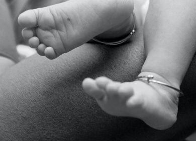 Orrore: strangola i figli neonati e li mette nel congelatore: “Non ho soldi”