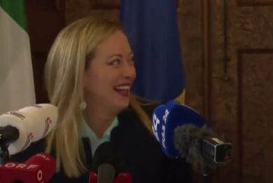 Meloni scoppia ridere in diretta, siparietto con la traduttrice in Austria