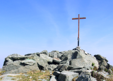 “Basta con le croci sulle vette”: scoppia la polemica tra Cai, Santanchè e FdI