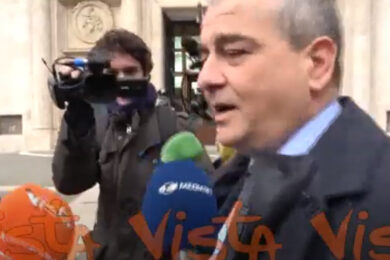 “E allora ditelo se siete putiniani”. FdI, Fazzolari sbotta e avvisa la Lega