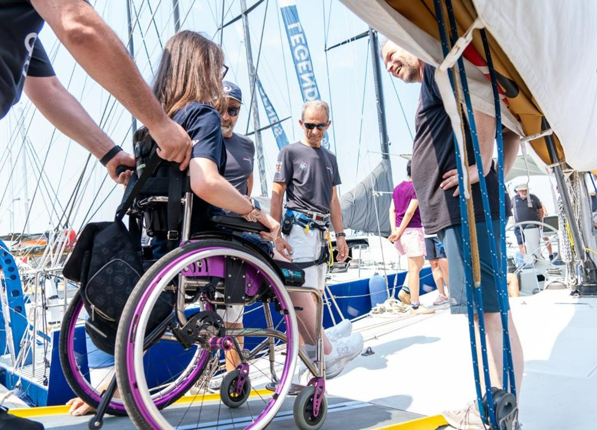 Disabile sale per la prima volta in barca: su Affari l’impresa eroica di Alice