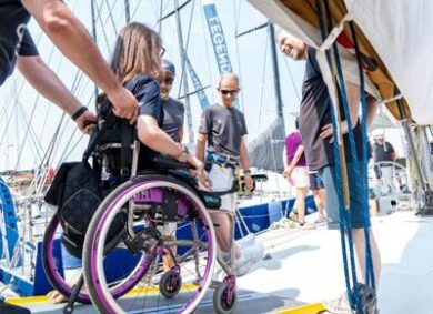 Disabile sale per la prima volta in barca: su Affari l’impresa eroica di Alice