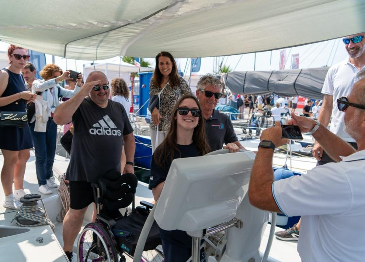 Disabile sale per la prima volta in barca: su Affari l’impresa eroica di Alice