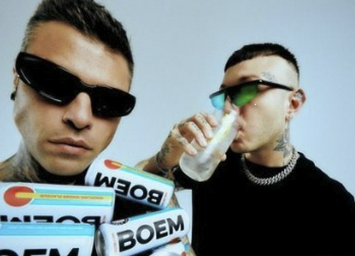 Fedez e Lazza accusati di plagio per la bevanda: Boem vs Boom, è guerra Fedez e Lazza accusati di plagio per la bevanda: Boem vs Boom, è guerra