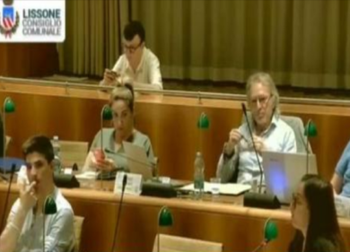 “Ho più amici gay che normali”: virale la gaffe del consigliere di FdI. VIDEO