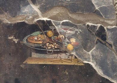 Pompei, dagli scavi riemerge un affresco con l’antenato della pizza