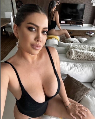 Wanda Nara, bikini fluo manda in tilt i fans. Le foto. E Mauro Icardi…