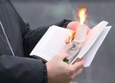 Nato, l’ok della polizia svedese a bruciare un Corano di fronte a una Moschea