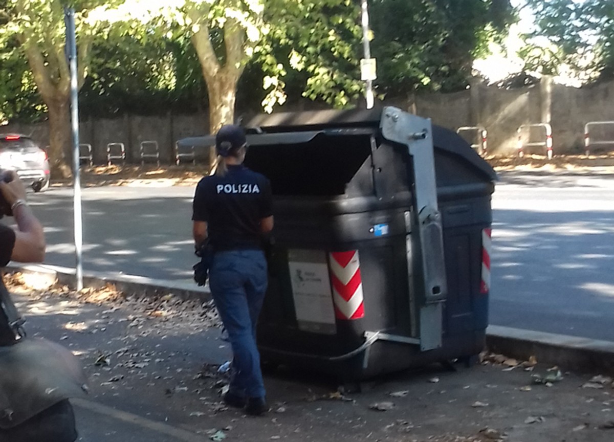 Roma, cadavere di una donna trovato in un carrello della spesa Roma, cadavere di una donna trovato in un carrello della spesa