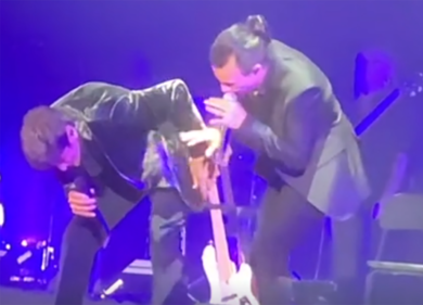 Gianni Morandi ,”colpo della strega” sul palco