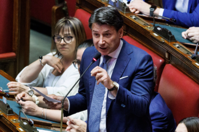 Via libera al Decreto Lavoro. Proteste del M5s con striscioni, seduta sospesa