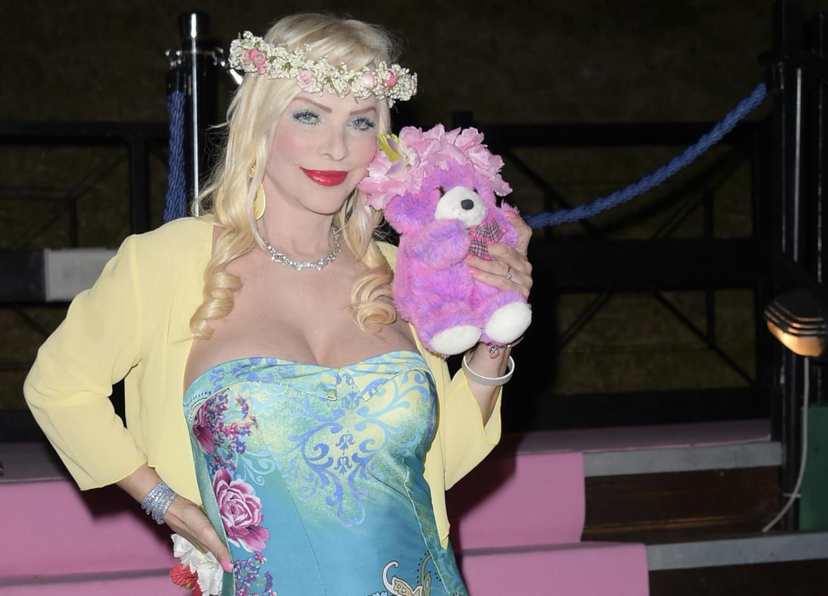 Cicciolina fa arrestare il figlio: “Mi ha minacciata col taser, voleva denaro”