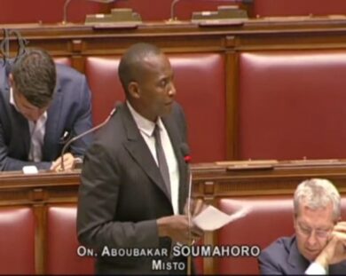 Ululati in Aula contro Soumahoro. La denuncia di Faraone: “Derive razziste”