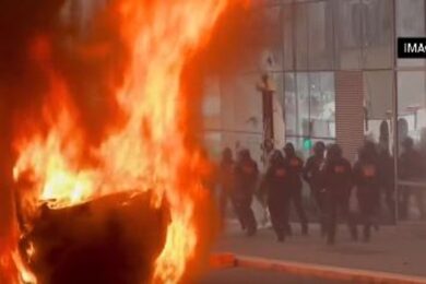 Francia, scontri a Nanterre al corteo per Nahel: agenti feriti, auto in fiamme