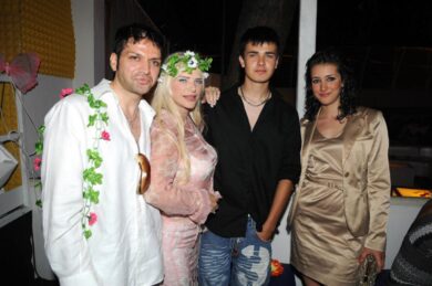 Cicciolina fa arrestare il figlio: “Mi ha minacciata col taser, voleva denaro”