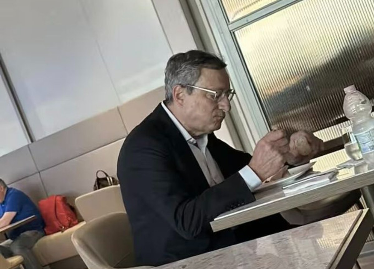 Draghi mangia da solo in aeroporto, l’immagine è subito virale sui social Draghi mangia da solo in aeroporto, l’immagine è subito virale sui social
