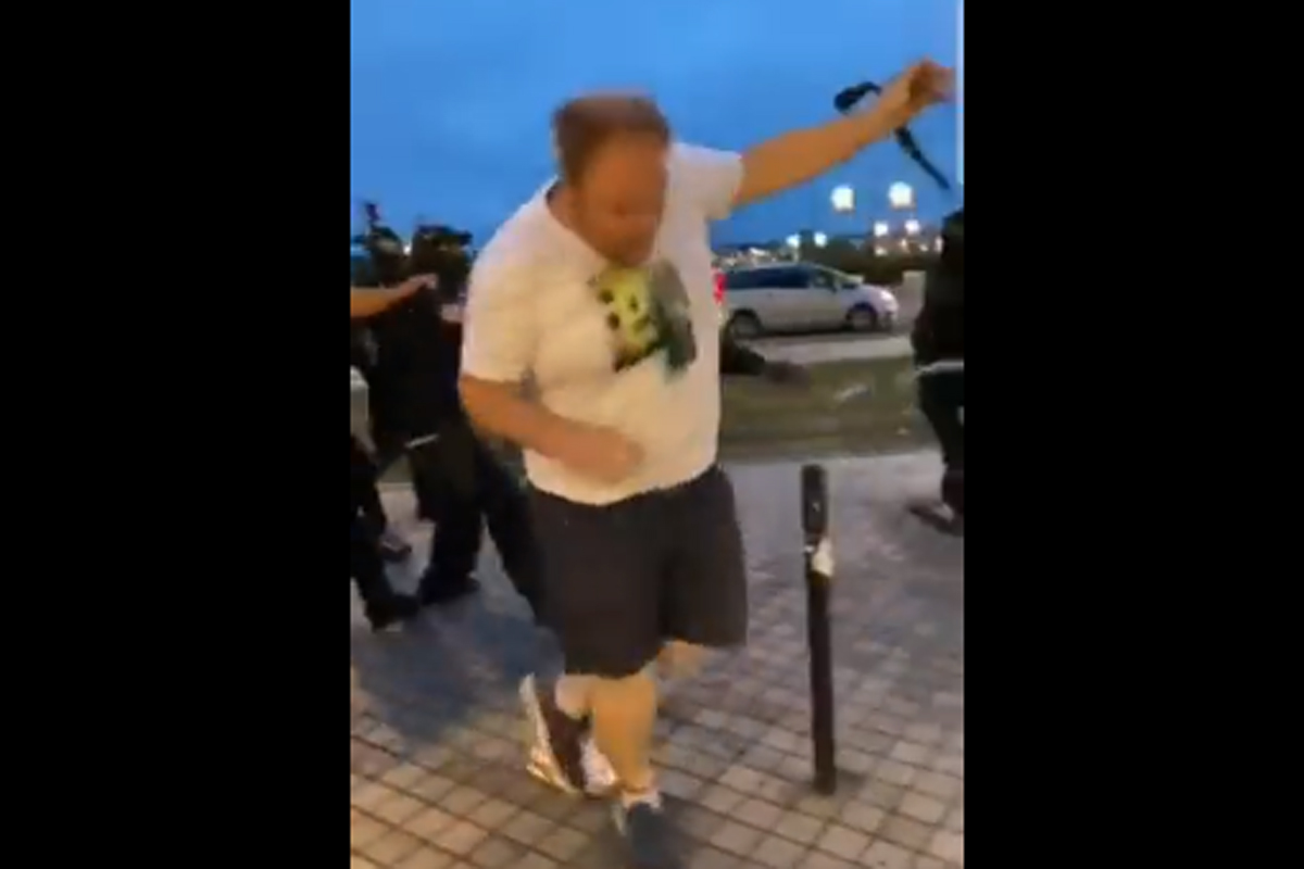 Francia in rivolta, passante rischia il linciaggio. Video choc Francia in rivolta, passante rischia il linciaggio. Video choc