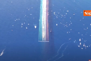 Amerigo Vespucci salpa da Genova per il giro del mondo, il volo delle Frecce Tricolori