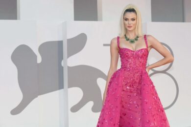 Sara Croce, vestitino e trasparenze: tifosi del Milan sognano. E che bikini!