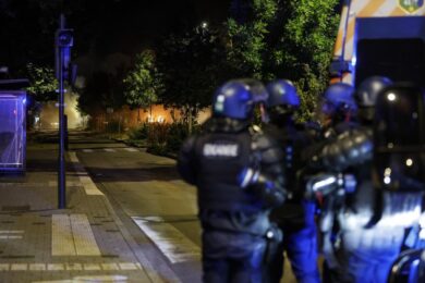 Francia, altra notte di scontri: 719 arresti. Il caos si allarga alla Svizzera