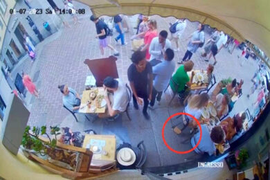 “Ecco come rubano le borse in centro Como”. Le foto e il racconto del titolare