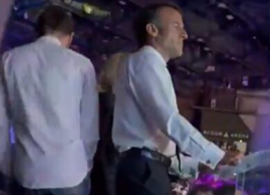Macron, dopo l’uccisione di Nahel si diverte al concerto di Elton John. E’ polemica