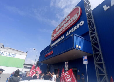 “Turni da 14 ore e paghe da fame”. Presidio da Mondo Convenienza a Lissone