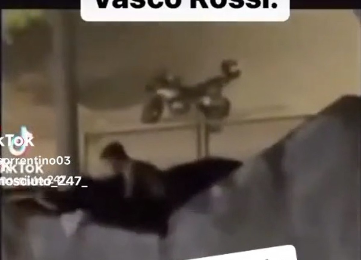 Vasco Rossi, sesso allo stadio durante il concerto. Il video choc Vasco Rossi, sesso allo stadio durante il concerto. Il video choc
