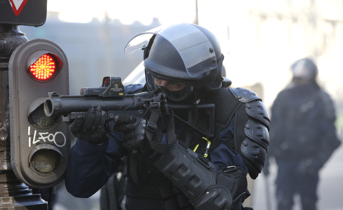 Francia ancora in fiamme, 157 arresti: muore un giovane vigile del fuoco