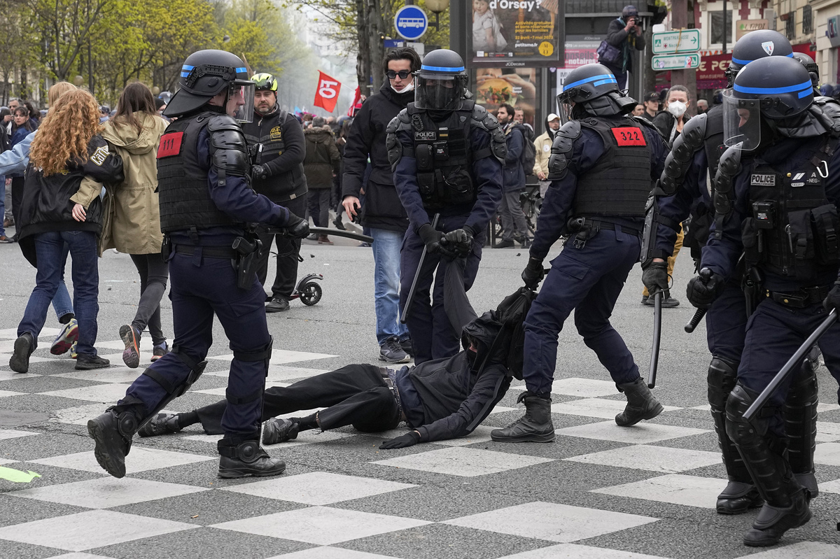Francia ancora in fiamme, 157 arresti: muore un giovane vigile del fuoco
