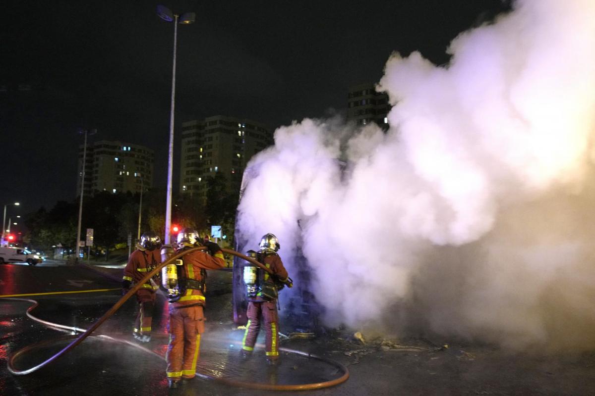 Francia ancora in fiamme, 157 arresti: muore un giovane vigile del fuoco