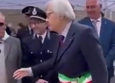 Sgarbi in scena dopo le polemiche: il sottosegretario contro le archistar